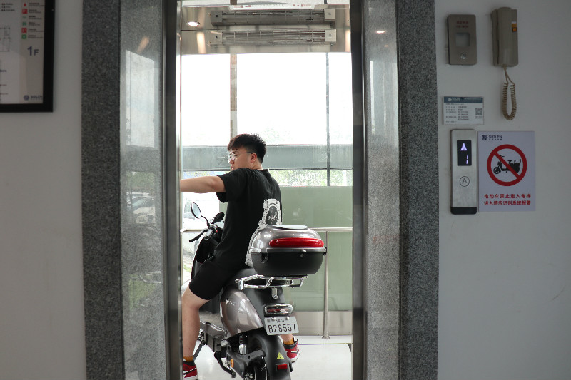 電動車燃爆事故讓人揪心！如何杜絕電動車入梯上樓問題？這“妙招”就該全國推廣！